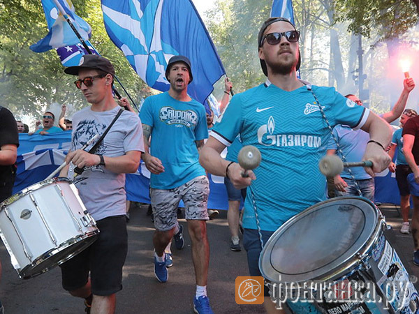 Один из лидеров виража Руслан Дрюма (в центре)